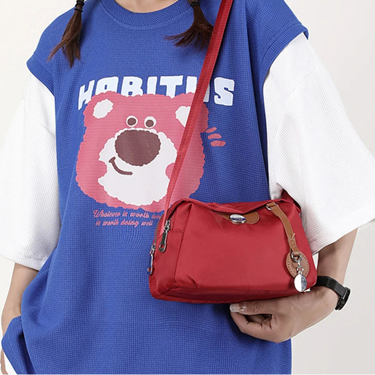 Nylonowa torebka crossbody z przywieszką
