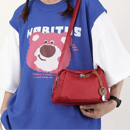 Nylonowa torebka crossbody z przywieszką