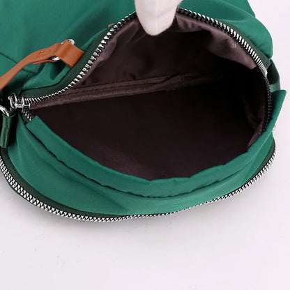 Nylonowa torebka crossbody z przywieszką