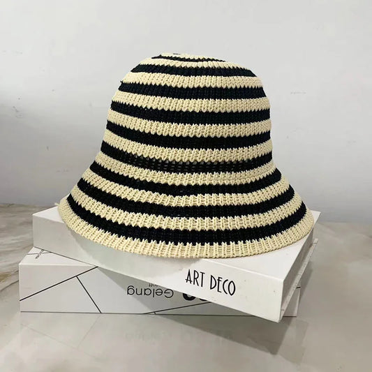 Ażurowy kapelusz typu bucket w paski