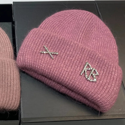 Modna czapka z diamencikami