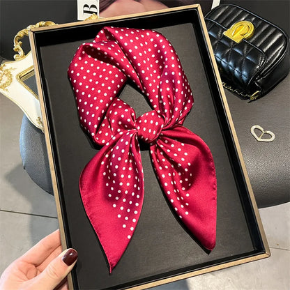 Apaszka damska w groszki z eleganckim połyskiem