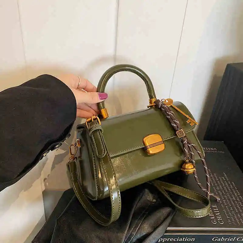 Mała lakierowana torebka w stylu typu Crossbody