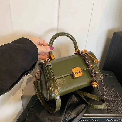 Mała lakierowana torebka w stylu typu Crossbody