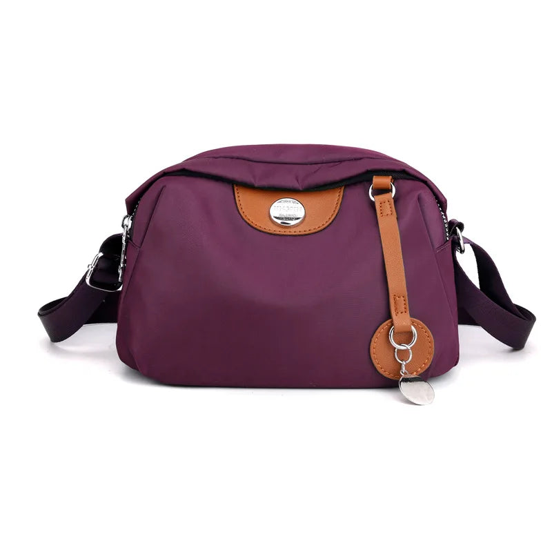Nylonowa torebka crossbody z przywieszką