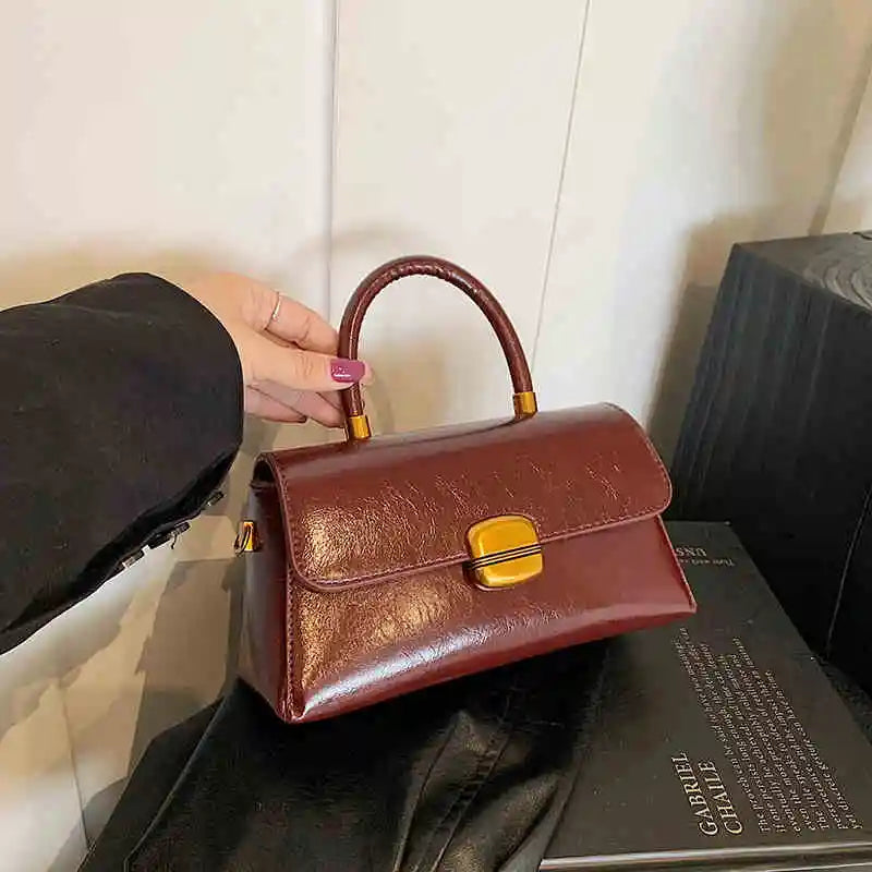 Mała lakierowana torebka w stylu typu Crossbody