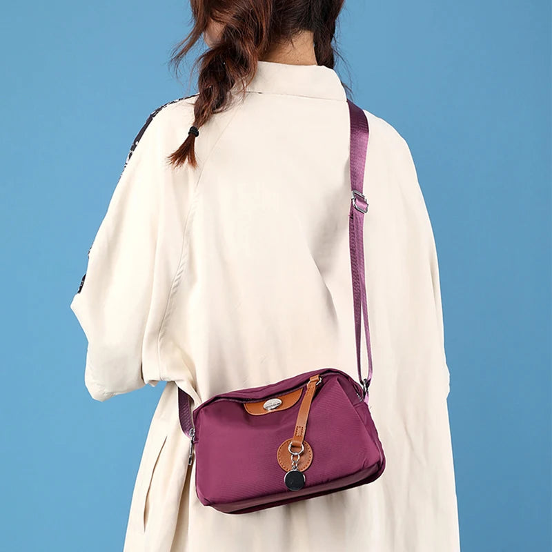 Nylonowa torebka crossbody z przywieszką