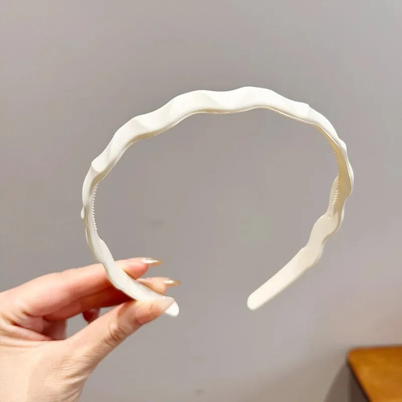 Plastikowa opaska do włosów o nieregularnym kształcie