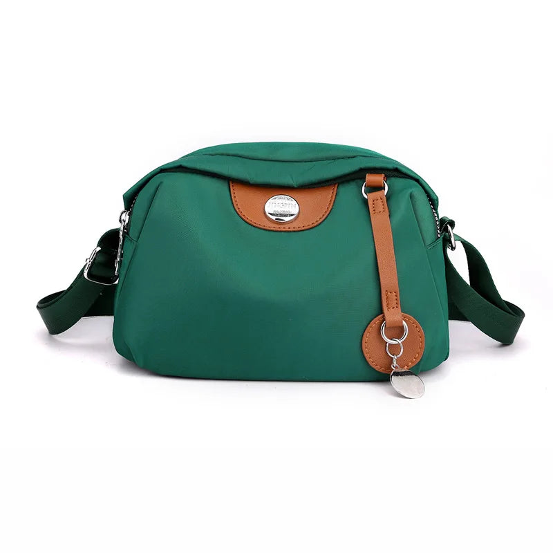 Nylonowa torebka crossbody z przywieszką