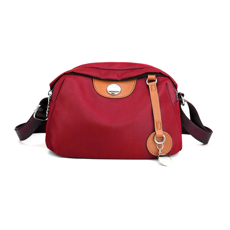 Nylonowa torebka crossbody z przywieszką
