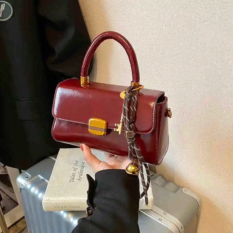 Mała lakierowana torebka w stylu typu Crossbody