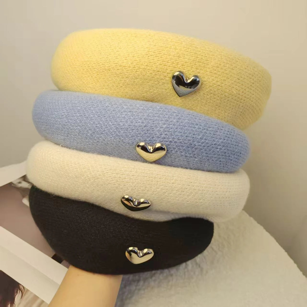 Czapka beret ze srebrnym serduszkiem