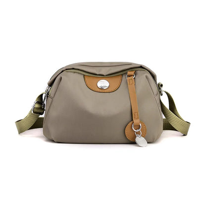 Nylonowa torebka crossbody z przywieszką