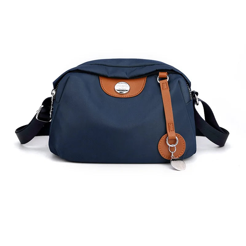Nylonowa torebka crossbody z przywieszką