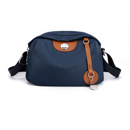 Nylonowa torebka crossbody z przywieszką