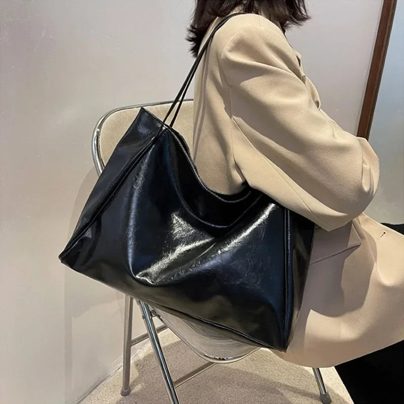 Lakierowana torba shopper