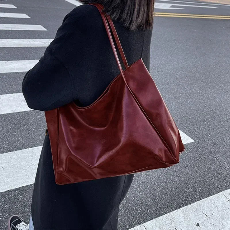 Lakierowana torba shopper