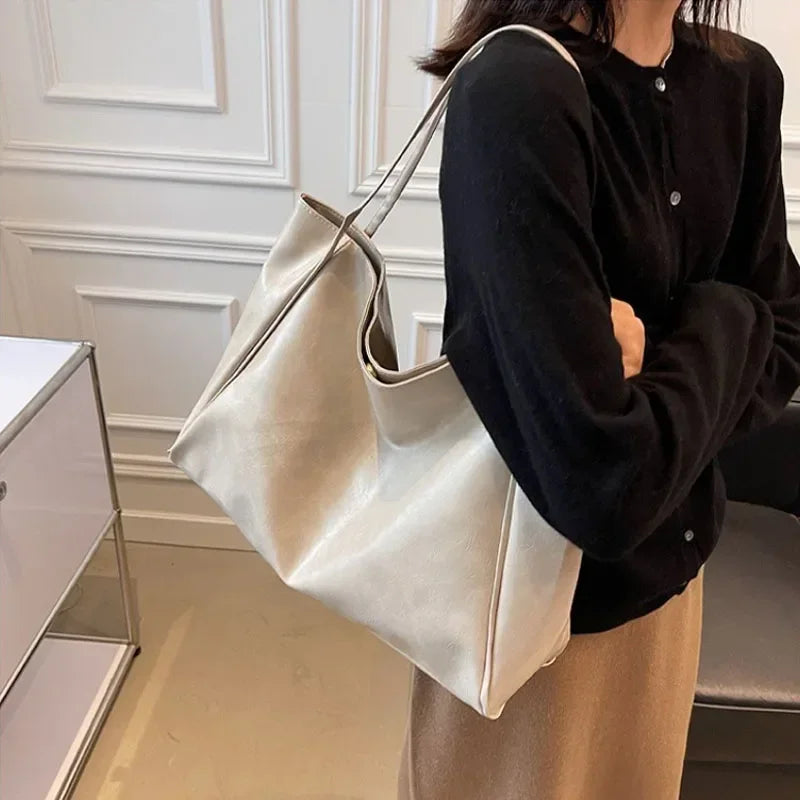Lakierowana torba shopper