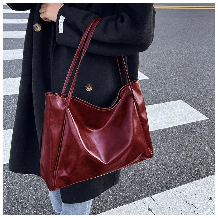 Lakierowana torba shopper