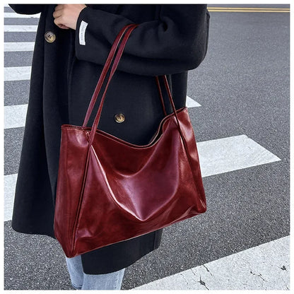 Lakierowana torba shopper