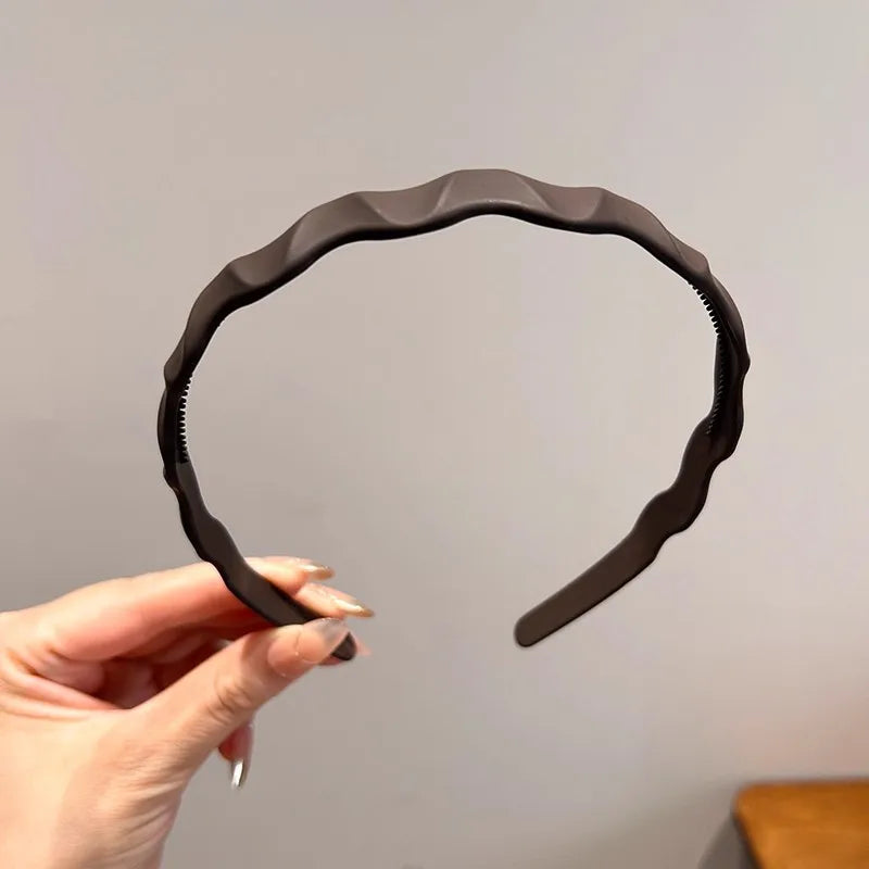 Plastikowa opaska do włosów o nieregularnym kształcie