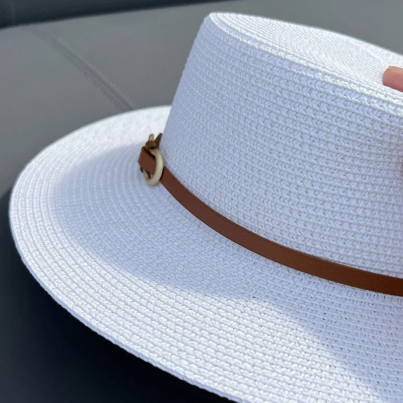 Prosty kapelusz słomkowy z ozdobnym paskiem