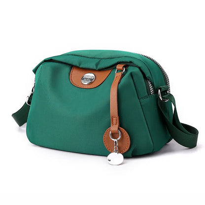 Nylonowa torebka crossbody z przywieszką