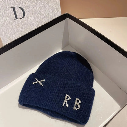 Modna czapka z diamencikami