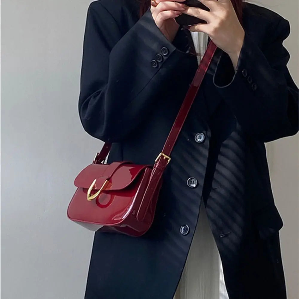 Elegancka mała torebka lakierowana