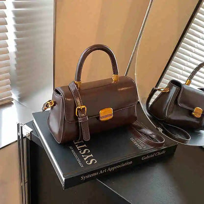 Mała lakierowana torebka w stylu typu Crossbody