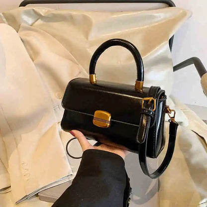 Mała lakierowana torebka w stylu typu Crossbody