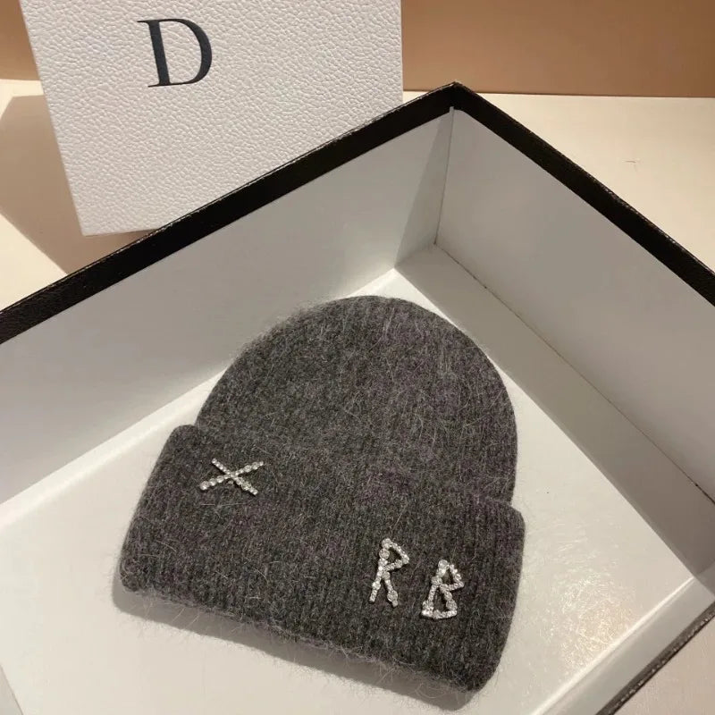 Modna czapka z diamencikami