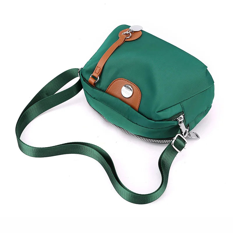Nylonowa torebka crossbody z przywieszką