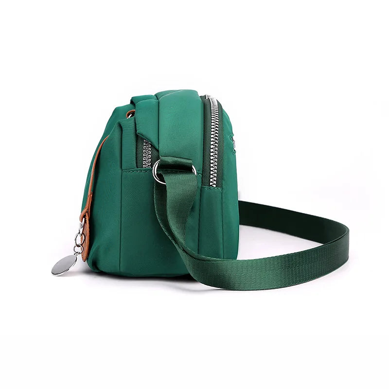 Nylonowa torebka crossbody z przywieszką