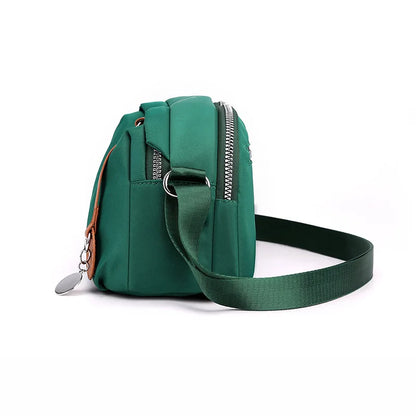 Nylonowa torebka crossbody z przywieszką