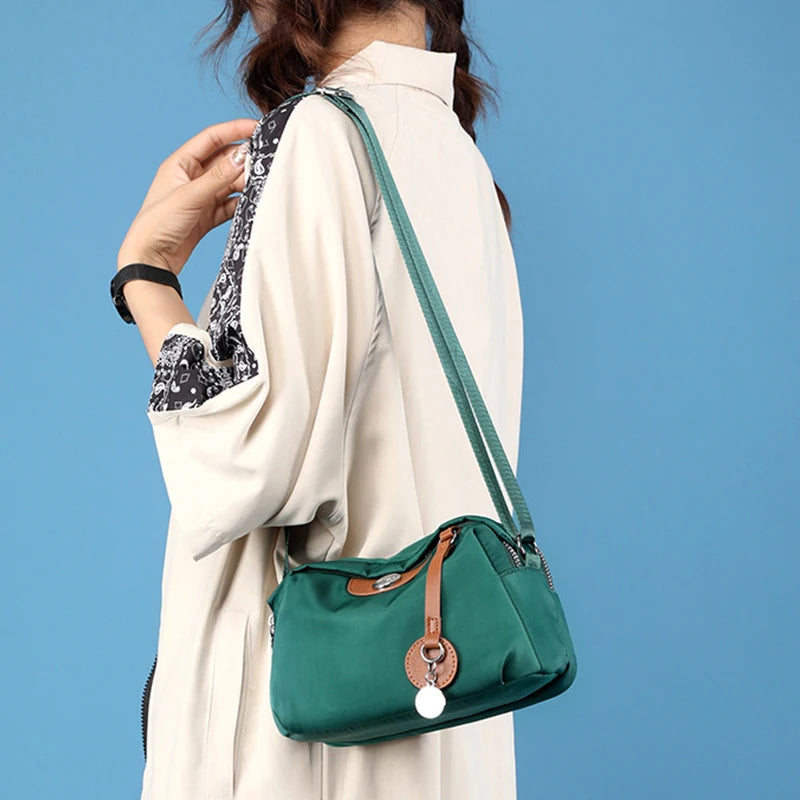 Nylonowa torebka crossbody z przywieszką