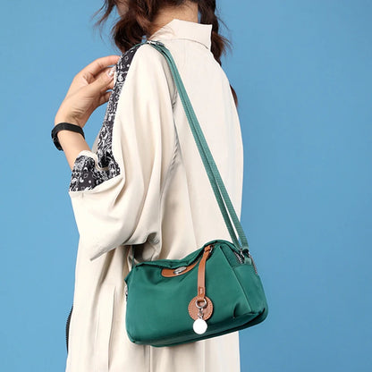 Nylonowa torebka crossbody z przywieszką