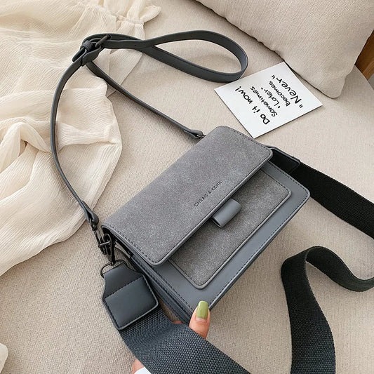 Matowa torebka w stylu crossbody