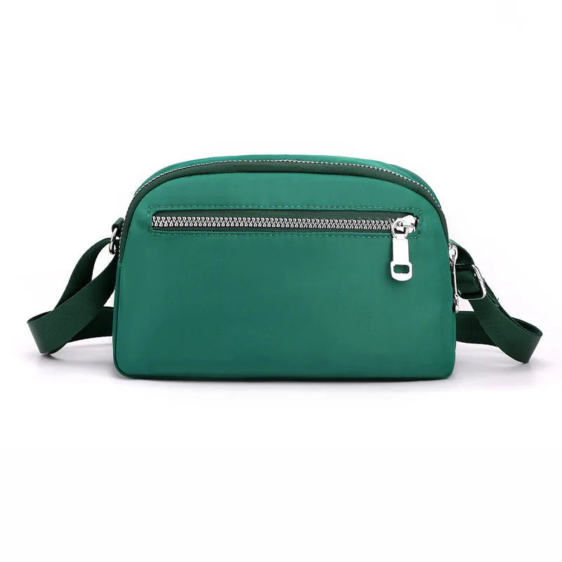 Nylonowa torebka crossbody z przywieszką