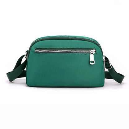 Nylonowa torebka crossbody z przywieszką