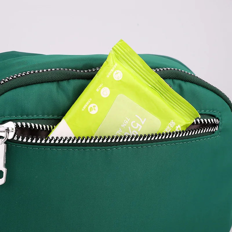 Nylonowa torebka crossbody z przywieszką