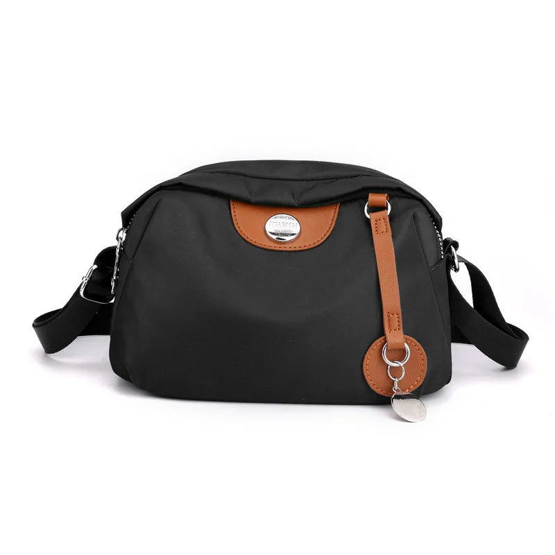 Nylonowa torebka crossbody z przywieszką