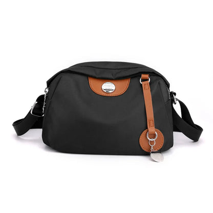 Nylonowa torebka crossbody z przywieszką