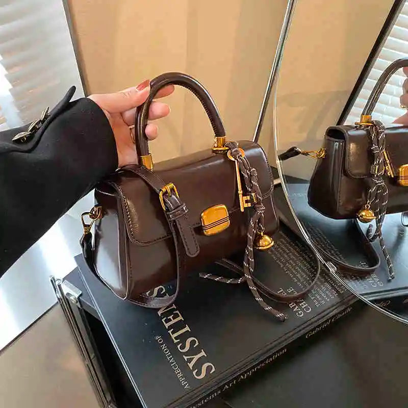 Mała lakierowana torebka w stylu typu Crossbody