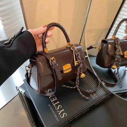 Mała lakierowana torebka w stylu typu Crossbody