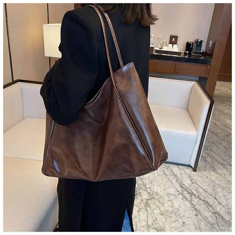 Lakierowana torba shopper