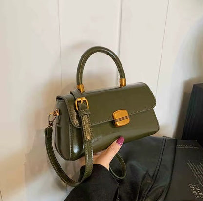 Mała lakierowana torebka w stylu typu Crossbody