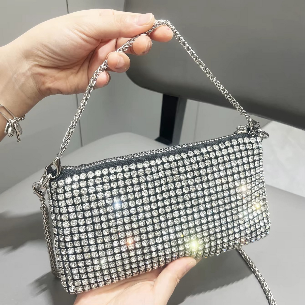 Błyszcząca kopertówka na łańcuszku
